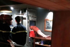 Sốc: Kẹt đầu trong thang máy vận chuyển thức ăn, nam thanh niên tử vong