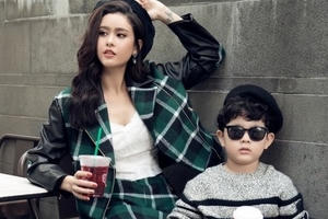 Con trai Sushi của Trương Quỳnh Anh cùng tạo dáng sành điệu bên mẹ