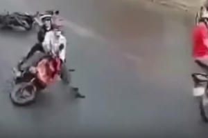 Video hàng loạt xe máy đang chạy bất ngờ ngã nhào ra đường