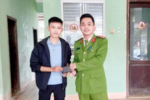 Tân binh nhặt được ví tiền trả người đánh rơi trước giờ lên đường nhập ngũ