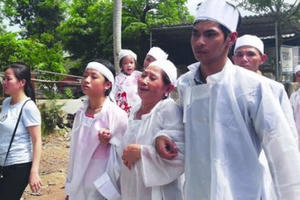 Những đứa trẻ mang phận mồ côi sau chuyến xe định mệnh