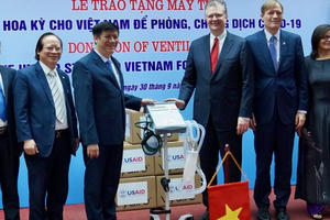 Theo đề nghị của Tống thống Trump, Mỹ tặng Việt Nam 100 máy thở để ứng phó Covid-19