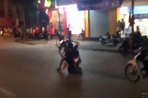 Nóng mắt clip thanh niên đèo bạn gái bốc đầu xe cổ vũ U23