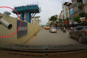 Hà Nội: Thi công ẩu dự án đường sắt trên cao, ống sắt đổ suýt cắm thẳng đầu xe ô tô