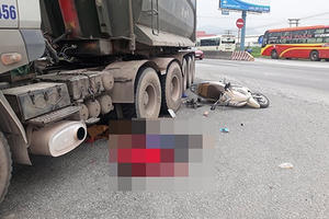 Xe tải cuốn 3 mẹ con vào gầm, 2 người tử vong