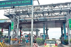 Yêu cầu đẩy nhanh tiến độ dán thẻ định danh ô tô để thu phí điện tử không dừng