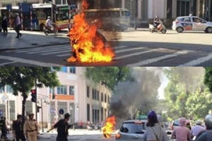 Hà Nội: Xe Attila bốc cháy ngùn ngụt trên phố Tràng Tiền