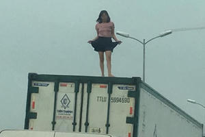 Người phụ nữ mặc váy quậy "tưng bừng" trên nóc thùng xe container