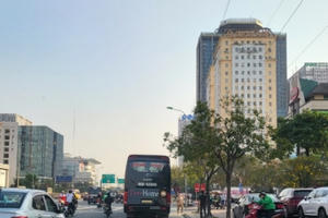 Nhà xe Quân Thuỷ dừng đỗ không đúng nơi quy định bị CSGT "sờ gáy"