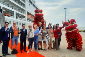 Quảng Ninh đón đoàn du khách quốc tế đầu tiên "xông đất" trong ngày đầu năm mới