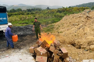 Lào Cai: Tiêu hủy hàng nghìn chân gà và số lượng lớn viên trà đường đen