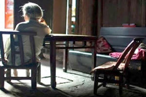 Những câu chuyện buồn tuổi 'xuống dốc cuộc đời'