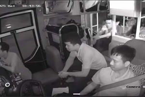 Phẫn nộ hình ảnh nam hành khách đánh tài xế xe đường dài khi đang lưu thông
