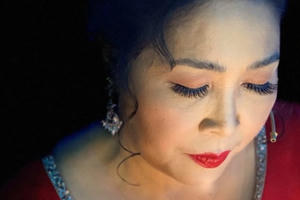 NSND Hồng Vân bật khóc khi phải đóng cửa sân khấu kịch gắn bó 14 năm