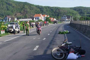 Quảng Ngãi: Xe 7 chỗ tông xe máy đi cả trăm mét, một phụ nữ tử vong Quảng Ngãi: Xe 7 chỗ tông xe máy đi cả trăm mét, một phụ nữ tử vong