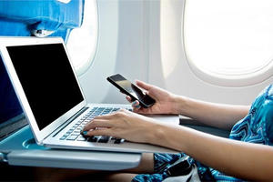 Nhiều hãng hàng không cấm khách hàng sử dụng pin sạc dự phòng trên chuyến bay