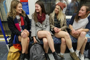 Giới trẻ thích thú hưởng ứng ngày hội "Không mặc quần đi tàu điện"