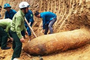Vĩnh Phúc: Tá hỏa phát hiện quả bom nặng hơn 3 tạ khi đào móng nhà