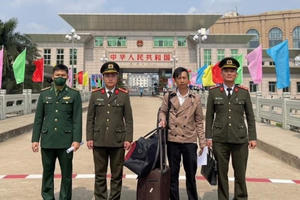 Quảng Ninh: Trục xuất 01 người Trung Quốc về nước Quảng Ninh: Trục xuất 01 người Trung Quốc về nước