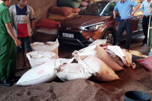 Đắk Nông: Bắt quả tang cơ sở chế biến cà phê dùng pin để nhuộm đen Đắk Nông: Bắt quả tang cơ sở chế biến cà phê dùng pin để nhuộm đen