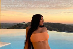 Kylie Jenner dùng máy bay riêng đưa bạn bè đi nghỉ mát