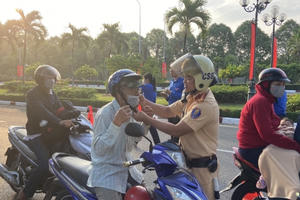 CSGT Đồng Nai lan tỏa yêu thương cùng người dân về quê đón Tết