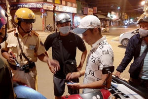 TP HCM: Theo chân cảnh sát trấn áp tội phạm đường phố trong đêm