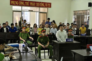 Người mẹ già khóc ngất khi nhìn thấy con trai bị tật xuất hiện tại Toà án Thành phố Tuy Hoà