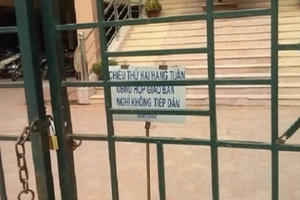 Treo biển "họp" không tiếp dân, Chủ tịch phường có thể bị kỷ luật?