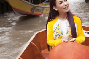 Phi Nhung duyên dáng áo bà ba trên chợ nổi Thái Lan khiến du khách trầm trồ ngợi khen