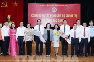 Trao quyết định giữ chức Phó Trưởng ban Dân vận Trung ương cho ông Nguyễn Hồng Lĩnh