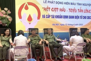 Đoàn viên thanh niên Bộ Công an hăng hái tham gia hiến máu cứu người