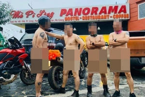 Facebook "dậy sóng" vì 4 người đàn ông khỏa thân tạo dáng tại Mã Pì Lèng Panorama