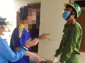 Tụ tập uống rượu, hát karaoke trong khách sạn còn lăng mạ công an khi bị nhắc nhở