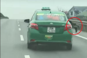 Lái xe taxi liều mình hất chiến sỹ Công an lên nắp capo rồi phóng xe bỏ chạy Lái xe taxi liều mình hất chiến sỹ Công an lên nắp capo rồi phóng xe bỏ chạy