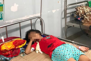 Mua nước uống ở cổng trường, bé 11 tuổi bị đưa nhầm axit, nguy kịch tính mạng