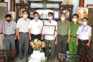Tỉnh Đồng Nai tặng bằng khen Công an viên quyết tâm bắt cướp dù bị trọng thương