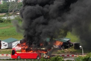 Clip: Xe khách bốc cháy ngùn ngụt trên đường cao tốc Pháp Vân - Cầu Giẽ