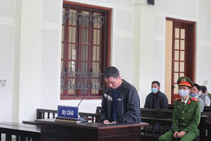 Con trai chém chết mẹ trong cơn say rồi nằm ôm thi thể