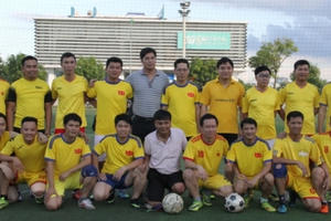 Bí thư tỉnh ủy Nghệ An mang quần đùi đá bóng gây quỹ từ thiện