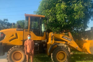 Từ nhà bạn gái về, chôm luôn chiếc máy xúc lật nặng 5 tấn bên đường