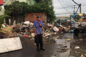 TP HCM: Ai chịu trách nhiệm khi trạm trung chuyển rác quá tải “đầu độc” khu dân cư?