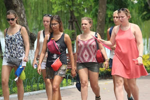 Hà Nội có thể bêu tên người mặc 'hở hang, phản cảm'