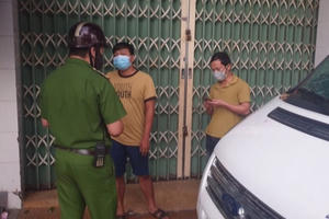 Đi bộ ra khỏi nhà 500m, hai thanh niên bị phạt 15 triệu đồng