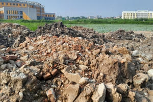 Cần làm rõ việc đổ phế thải xây dựng lấp ruộng, hố trũng tại Thị trấn Trâu Quỳ