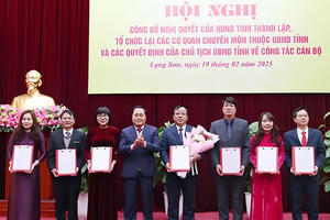 Lạng Sơn công bố Nghị quyết tổ chức lại các cơ quan chuyên môn và công tác cán bộ