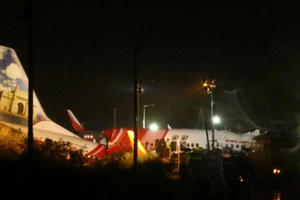 Máy bay Ấn Độ trượt khỏi đường băng gãy làm đôi, 17 người chết