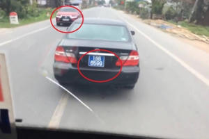 Xe ô tô biển xanh "làm xiếc" trên đường: Phòng CSGT Nam Định sẽ xử lý nghiêm!