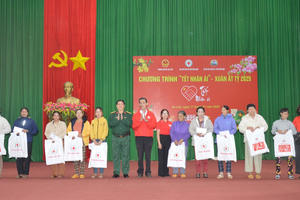 BĐBP Bình Định tặng hơn 1.200 suất quà cho các hộ nghèo trong dịp Tết Nguyên Đán 2025