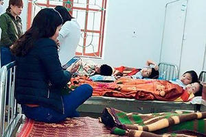 Tìm nguyên nhân 7 học sinh nghi ngộ độc khi ăn sáng trước cổng trường